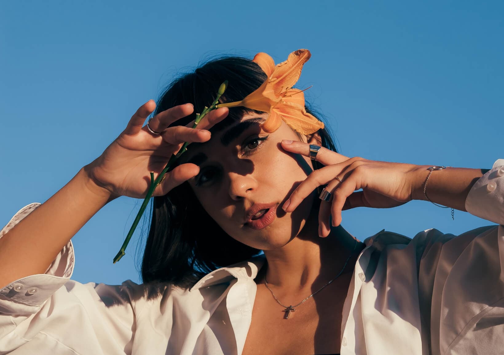 Modelo com flor laranja